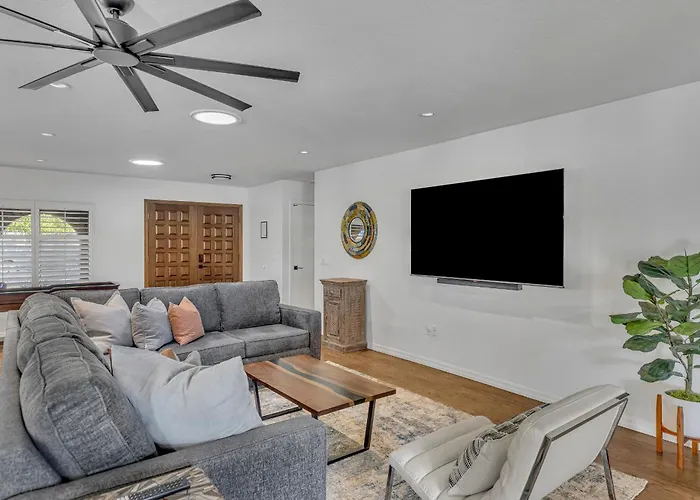 Spacious Palm Oasis Tempe